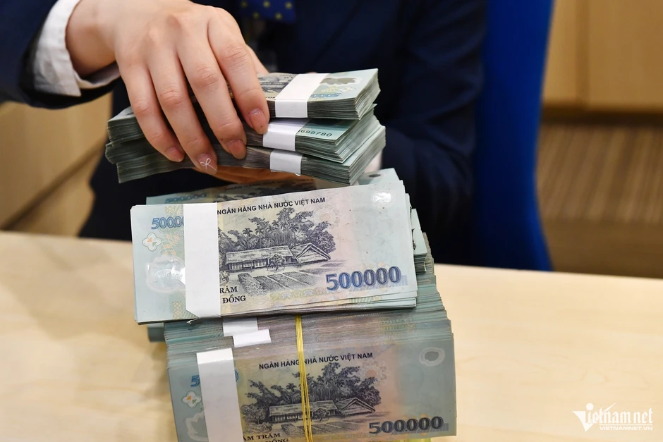 Lương hơn 300 triệu, nữ CEO bị cắt sạch tiền thưởng vì 'chân trong chân ngoài' Lương hơn 300 triệu, nữ CEO bị cắt sạch tiền thưởng vì 'chân trong chân ngoài'