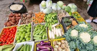 Lương sắp tăng, giá xăng dầu giảm, chi phí tiêu dùng ra sao?