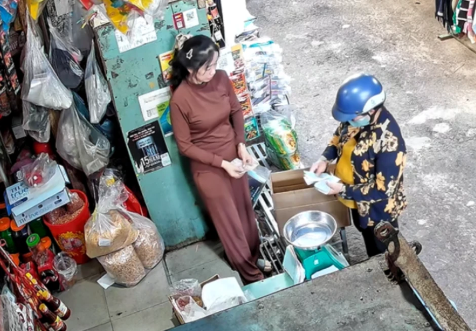 Mẹ mất đã 2 năm, khách hàng vẫn tìm đến trả món nợ cũ khiến con gái nghẹn ngào Mẹ mất đã 2 năm, khách hàng vẫn tìm đến trả món nợ cũ khiến con gái nghẹn ngào