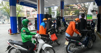 Mỗi lít xăng RON95-III tăng hơn 2.000 đồng, dầu hỏa giảm hơn 2.700 đồng/lít