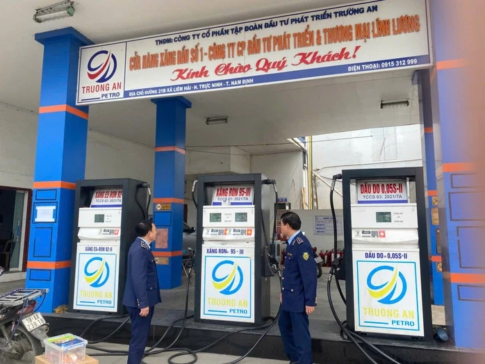 Một cây xăng bị phạt vì bán giá cao hơn quy định Một cây xăng bị phạt vì bán giá cao hơn quy định