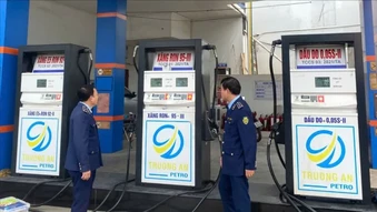 Một doanh nghiệp bị phạt vì bán xăng dầu với giá cao hơn quy định