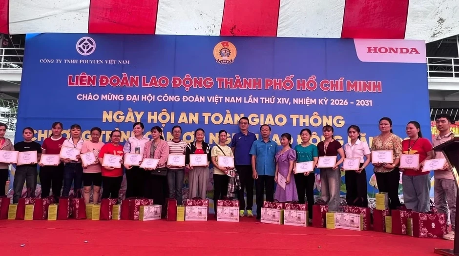 Một doanh nghiệp tặng hơn 1.300 chỉ vàng tri ân người lao động Một doanh nghiệp tặng hơn 1.300 chỉ vàng tri ân người lao động