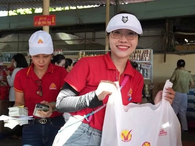 Một doanh nghiệp tặng hơn 1.300 chỉ vàng tri ân người lao động Một doanh nghiệp tặng hơn 1.300 chỉ vàng tri ân người lao động