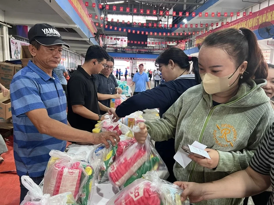 Một doanh nghiệp tặng hơn 1.300 chỉ vàng tri ân người lao động Một doanh nghiệp tặng hơn 1.300 chỉ vàng tri ân người lao động