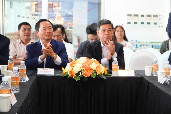 Một doanh nghiệp Việt gây bất ngờ với kế hoạch tổ chức 120 hội chợ, triển lãm trực tuyến Một doanh nghiệp Việt gây bất ngờ với kế hoạch tổ chức 120 hội chợ, triển lãm trực tuyến