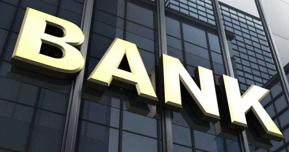 Một ngân hàng tuyển dụng quy mô lớn, yêu cầu không quá 30 tuổi, nam cao từ 163 cm, nữ từ 155 cm