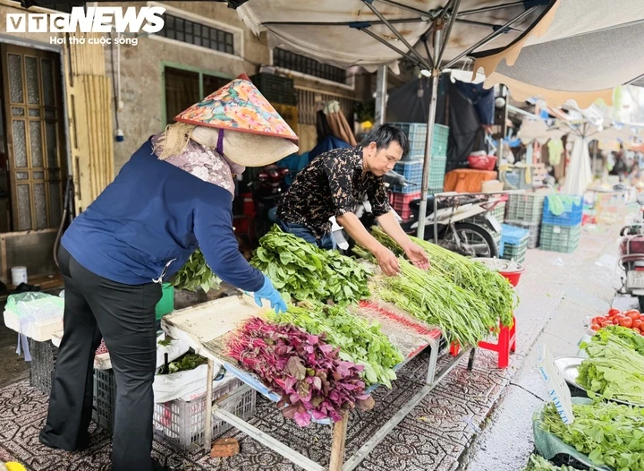 Mưa lớn kéo dài, nguồn cung sụt giảm, giá rau tại chợ dân sinh ở TP.HCM tăng vọt Mưa lớn kéo dài, nguồn cung sụt giảm, giá rau tại chợ dân sinh ở TP.HCM tăng vọt