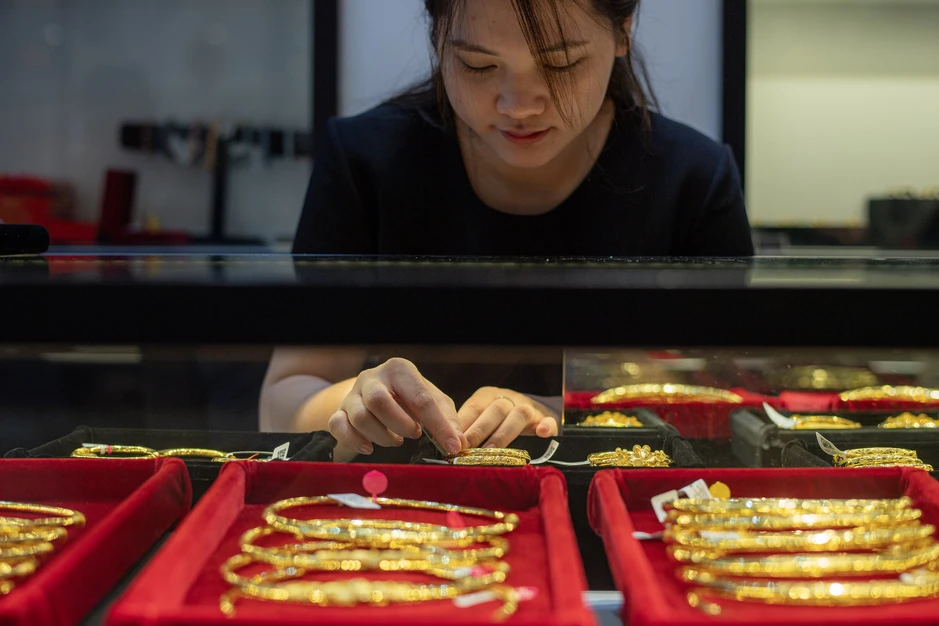 Mua vàng trong nước vẫn đắt hơn thế giới cả chục triệu đồng Mua vàng trong nước vẫn đắt hơn thế giới cả chục triệu đồng