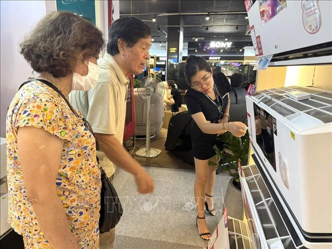 Nắng nóng kéo dài, thị trường điện máy Hà Nội ‘tăng nhiệt’ Nắng nóng kéo dài, thị trường điện máy Hà Nội ‘tăng nhiệt’