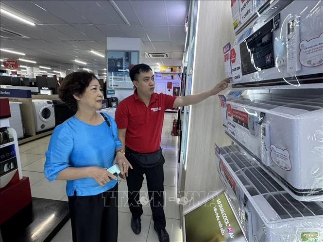 Nắng nóng kéo dài, thị trường điện máy Hà Nội ‘tăng nhiệt’ Nắng nóng kéo dài, thị trường điện máy Hà Nội ‘tăng nhiệt’