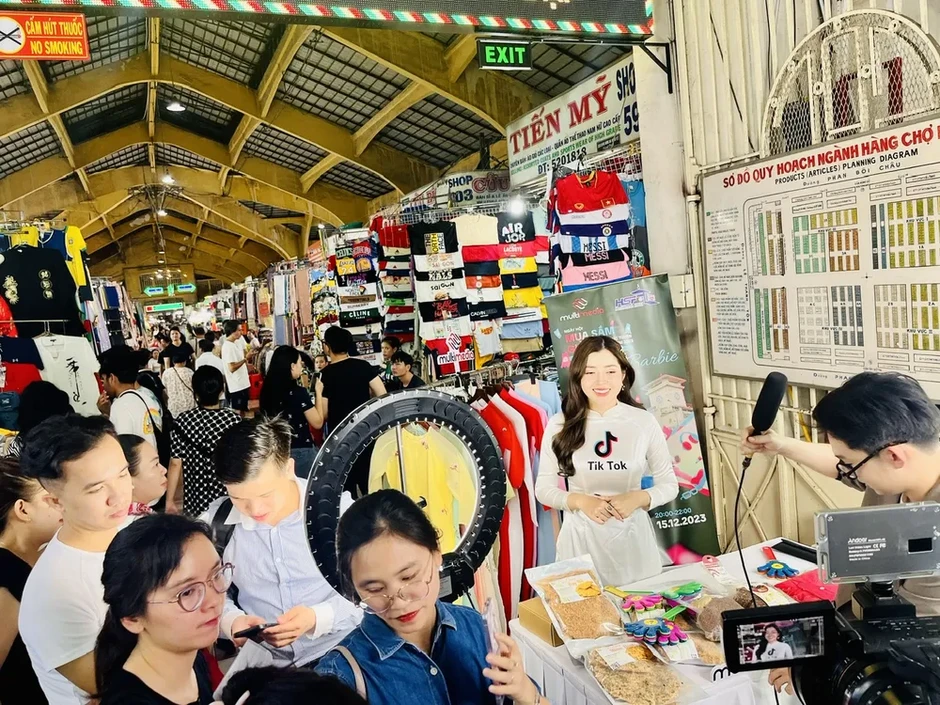 Ngành thời trang đẩy mạnh kinh doanh trên nền tảng số Ngành thời trang đẩy mạnh kinh doanh trên nền tảng số
