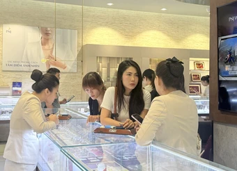 Ngày 1/5, giá vàng giảm nhẹ, sức mua trầm lắng