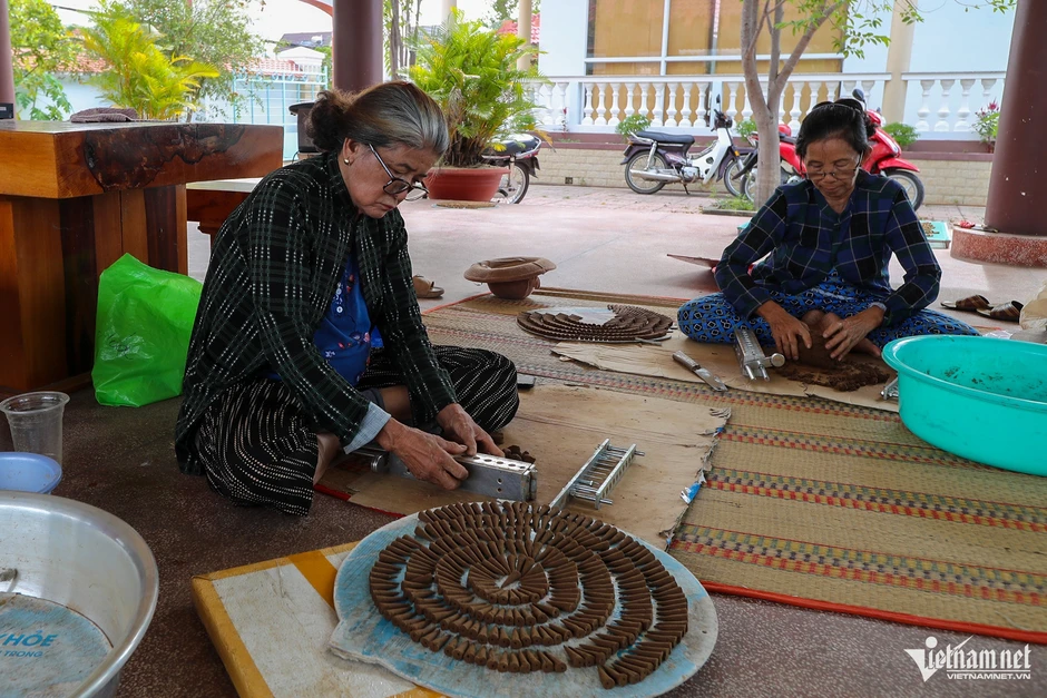 Nghề tinh tường soi ra tiền triệu từ gỗ dó bầu trồng tại vườn Nghề tinh tường soi ra tiền triệu từ gỗ dó bầu trồng tại vườn