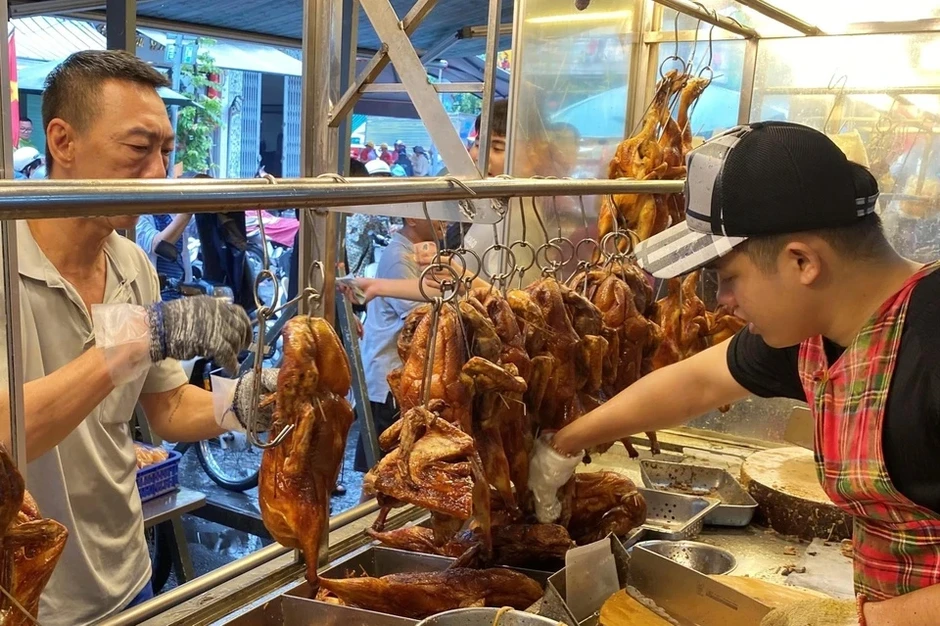 Nghỉ lễ 30/4-1/5: Tiệm vịt quay 'bỏ túi' cả trăm triệu mỗi ngày Nghỉ lễ 30/4-1/5: Tiệm vịt quay 'bỏ túi' cả trăm triệu mỗi ngày