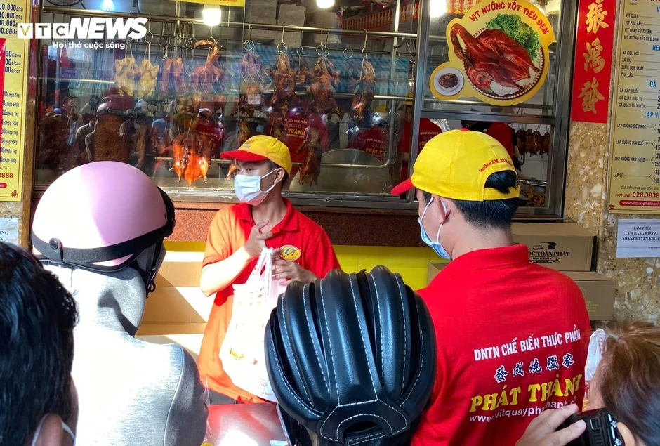 Nghỉ lễ 30/4-1/5: Tiệm vịt quay 'bỏ túi' cả trăm triệu mỗi ngày Nghỉ lễ 30/4-1/5: Tiệm vịt quay 'bỏ túi' cả trăm triệu mỗi ngày