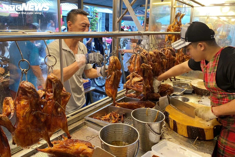 Nghỉ lễ 30/4-1/5: Tiệm vịt quay 'bỏ túi' cả trăm triệu mỗi ngày Nghỉ lễ 30/4-1/5: Tiệm vịt quay 'bỏ túi' cả trăm triệu mỗi ngày