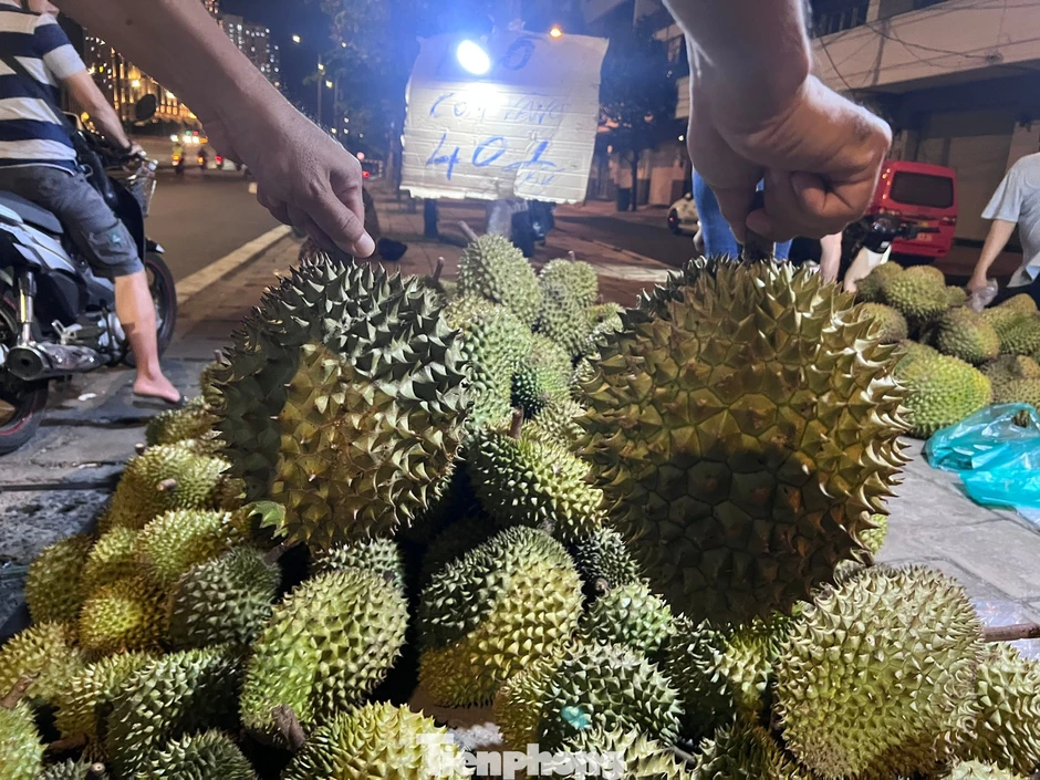 Người dân TPHCM đổ xô ‘săn’ sầu riêng giá siêu rẻ Người dân TPHCM đổ xô ‘săn’ sầu riêng giá siêu rẻ
