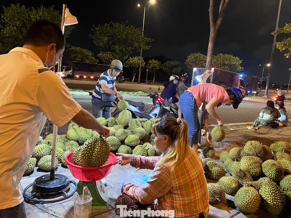 Người dân TPHCM đổ xô ‘săn’ sầu riêng giá siêu rẻ Người dân TPHCM đổ xô ‘săn’ sầu riêng giá siêu rẻ
