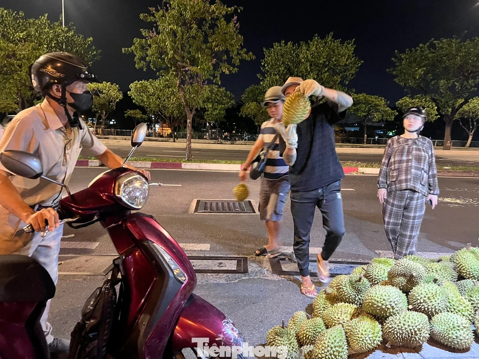 Người dân TPHCM đổ xô ‘săn’ sầu riêng giá siêu rẻ Người dân TPHCM đổ xô ‘săn’ sầu riêng giá siêu rẻ