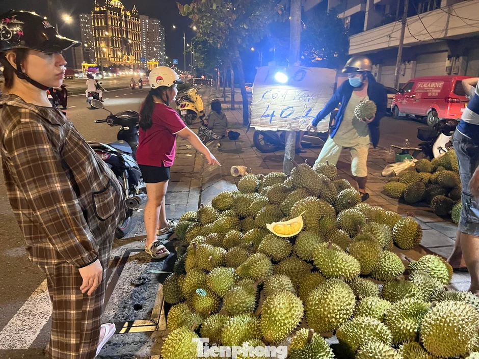 Người dân TPHCM đổ xô ‘săn’ sầu riêng giá siêu rẻ Người dân TPHCM đổ xô ‘săn’ sầu riêng giá siêu rẻ