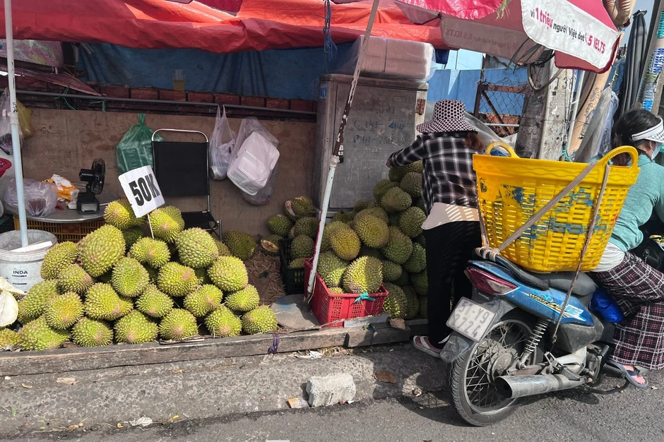 Người dân TPHCM đổ xô ‘săn’ sầu riêng giá siêu rẻ Người dân TPHCM đổ xô ‘săn’ sầu riêng giá siêu rẻ