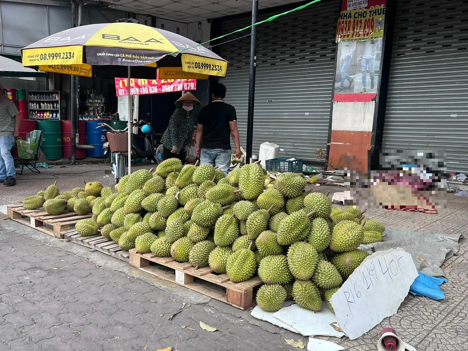 Người dân TPHCM đổ xô ‘săn’ sầu riêng giá siêu rẻ Người dân TPHCM đổ xô ‘săn’ sầu riêng giá siêu rẻ