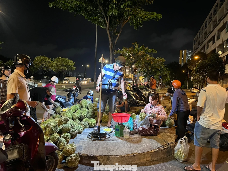 Người dân TPHCM đổ xô ‘săn’ sầu riêng giá siêu rẻ Người dân TPHCM đổ xô ‘săn’ sầu riêng giá siêu rẻ