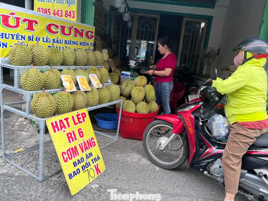 Người dân TPHCM đổ xô ‘săn’ sầu riêng giá siêu rẻ Người dân TPHCM đổ xô ‘săn’ sầu riêng giá siêu rẻ