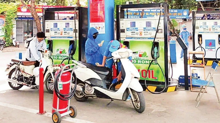 Người dân và doanh nghiệp chủ động thích ứng với biến động giá xăng dầu Người dân và doanh nghiệp chủ động thích ứng với biến động giá xăng dầu