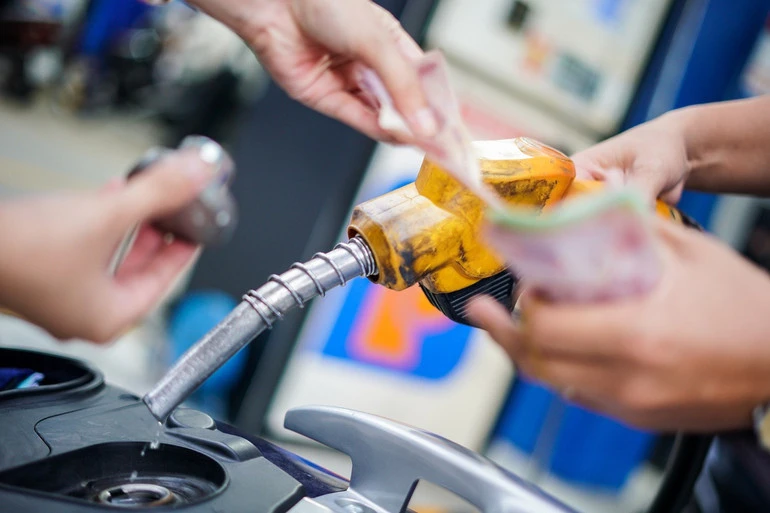 Người dân và doanh nghiệp chủ động thích ứng với biến động giá xăng dầu Người dân và doanh nghiệp chủ động thích ứng với biến động giá xăng dầu