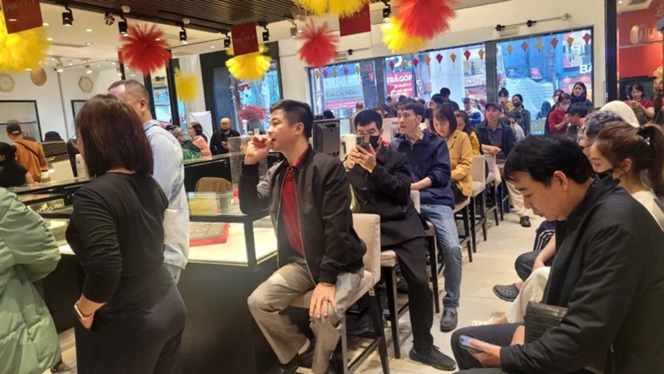Người dân xếp hàng từ sáng đến trưa chờ mua "bạc ngựa" Người dân xếp hàng từ sáng đến trưa chờ mua "bạc ngựa"