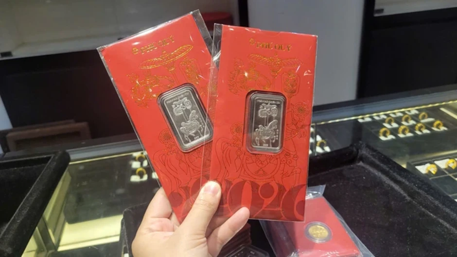 Người dân xếp hàng từ sáng đến trưa chờ mua "bạc ngựa" Người dân xếp hàng từ sáng đến trưa chờ mua "bạc ngựa"