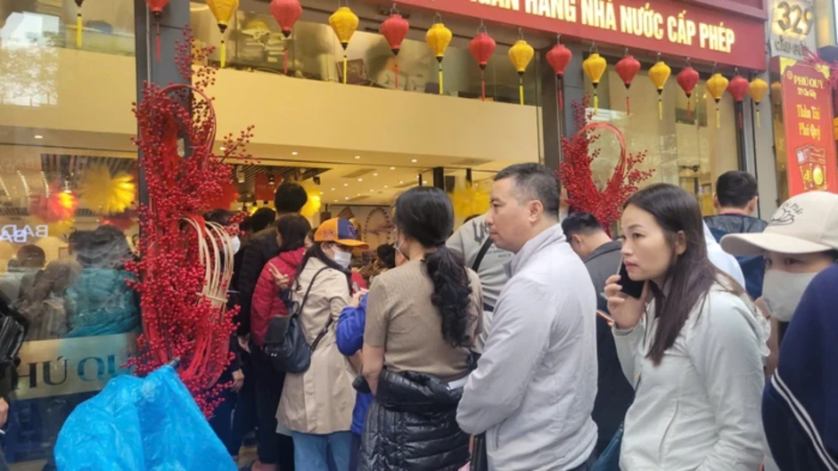 Người dân xếp hàng từ sáng đến trưa chờ mua "bạc ngựa" Người dân xếp hàng từ sáng đến trưa chờ mua "bạc ngựa"