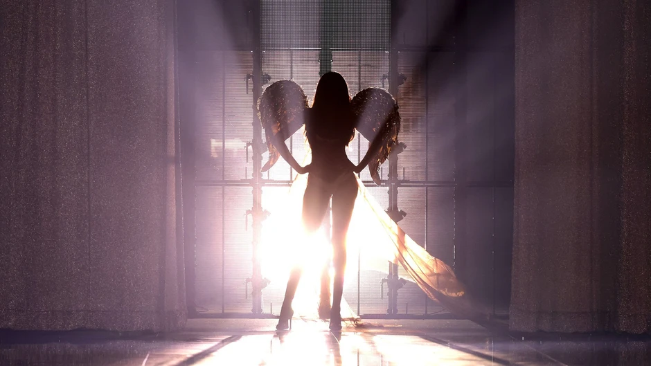 Người mẫu Victoria’s Secret được trả bao nhiêu tiền cho mỗi lần sải bước trên runway?
