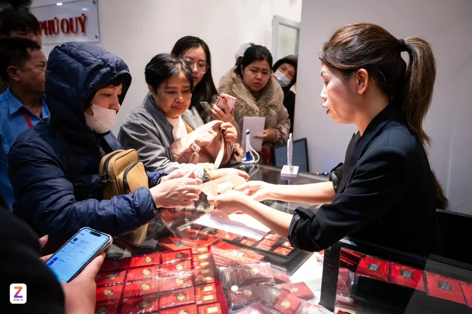 Người mua vàng lỗ gần 10 triệu đồng/lượng chỉ sau một đêm Người mua vàng lỗ gần 10 triệu đồng/lượng chỉ sau một đêm
