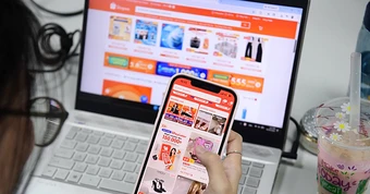 Người trẻ đua săn sale ngày đôi 5-5, chốt đơn xuyên đêm