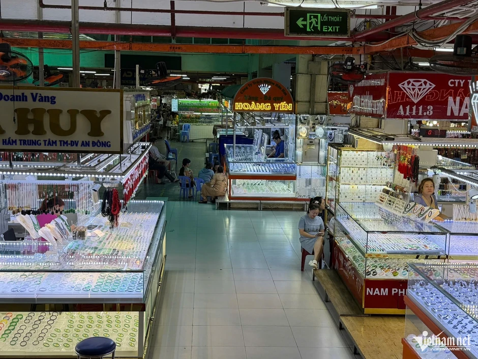 Nhiều cửa hàng kim cương mở cửa trở lại, có nơi hẹn thanh toán đến cuối 2027 Nhiều cửa hàng kim cương mở cửa trở lại, có nơi hẹn thanh toán đến cuối 2027
