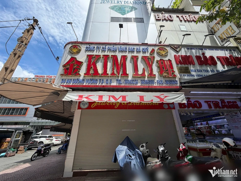 Nhiều cửa hàng kim cương mở cửa trở lại, có nơi hẹn thanh toán đến cuối 2027 Nhiều cửa hàng kim cương mở cửa trở lại, có nơi hẹn thanh toán đến cuối 2027