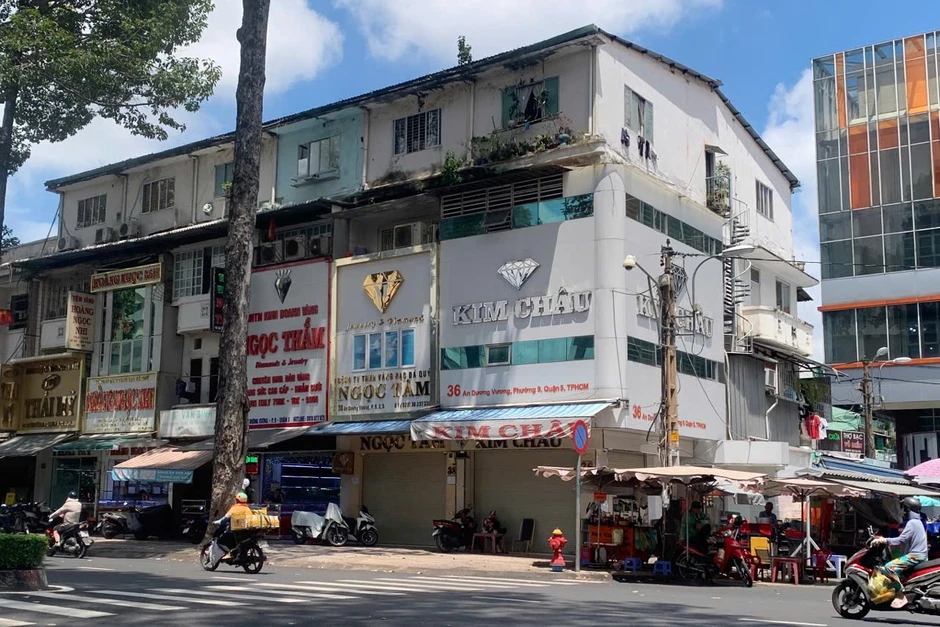 Nhiều cửa hàng kim cương ở TP.HCM mở cửa trở lại Nhiều cửa hàng kim cương ở TP.HCM mở cửa trở lại