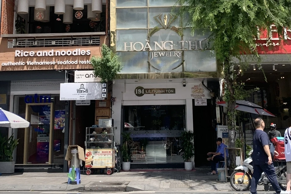 Nhiều cửa hàng kim cương ở TP.HCM mở cửa trở lại Nhiều cửa hàng kim cương ở TP.HCM mở cửa trở lại