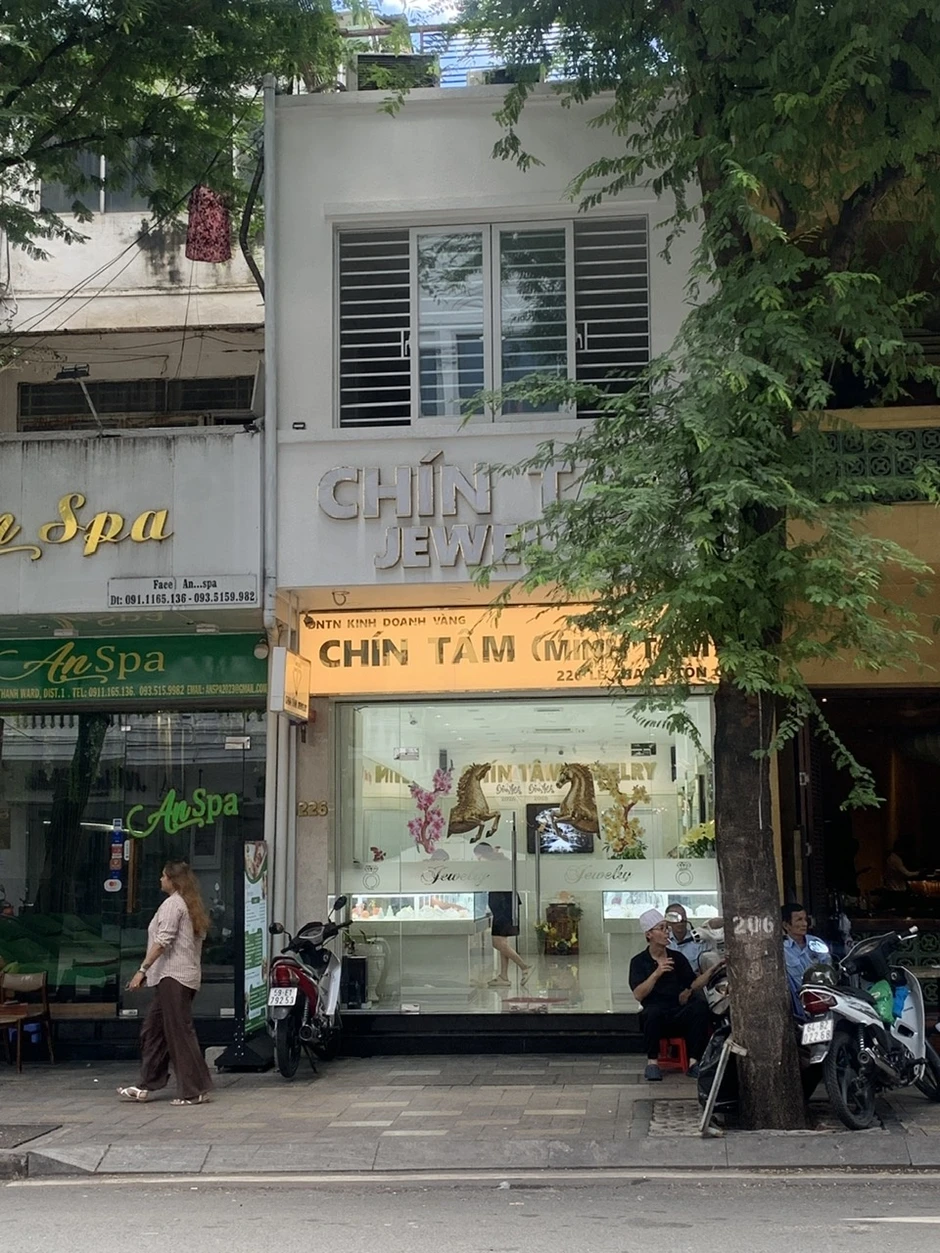 Nhiều cửa hàng kim cương ở TP.HCM mở cửa trở lại Nhiều cửa hàng kim cương ở TP.HCM mở cửa trở lại