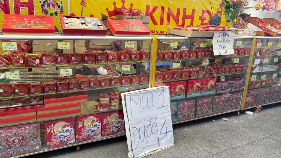 Nhiều loại bánh trung thu cháy hàng, quầy vẫn treo bảng 'mua 1 được 4'