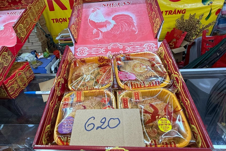 Nhiều loại bánh trung thu cháy hàng, quầy vẫn treo bảng 'mua 1 được 4'