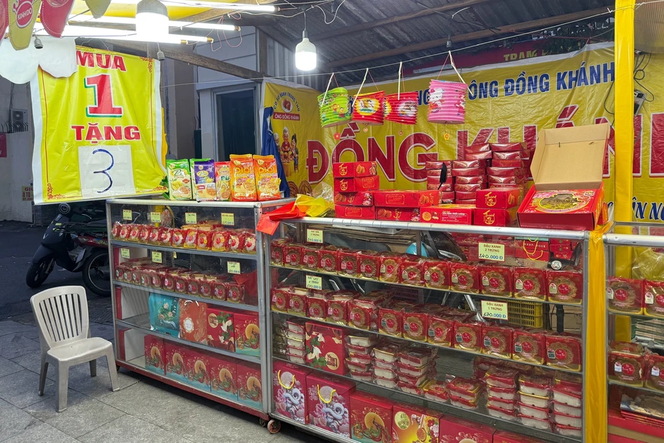 Nhiều loại bánh trung thu cháy hàng, quầy vẫn treo bảng 'mua 1 được 4'