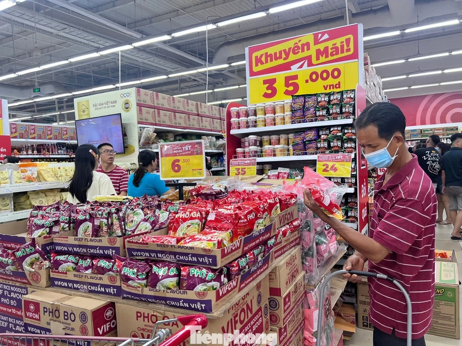 Nhiều mặt hàng, dịch vụ 'dậy sóng' theo giá xăng dầu Nhiều mặt hàng, dịch vụ 'dậy sóng' theo giá xăng dầu