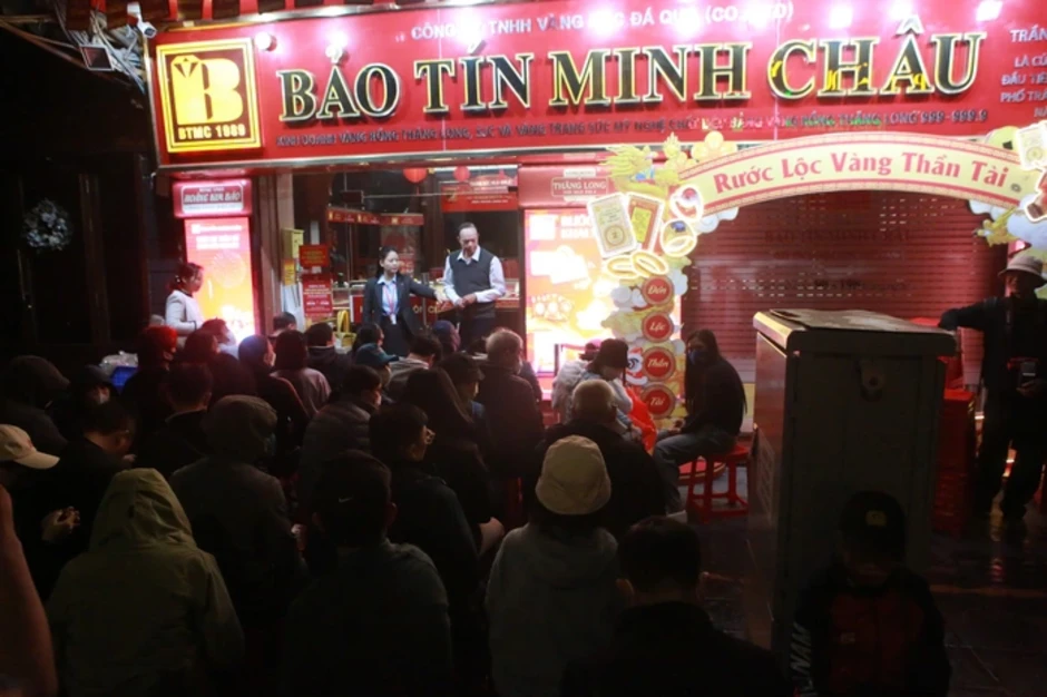 Nhiều năm giữ thói quen mua vàng vía Thần Tài, cụ bà gần 80 tuổi than giá vàng cao quá Nhiều năm giữ thói quen mua vàng vía Thần Tài, cụ bà gần 80 tuổi than giá vàng cao quá