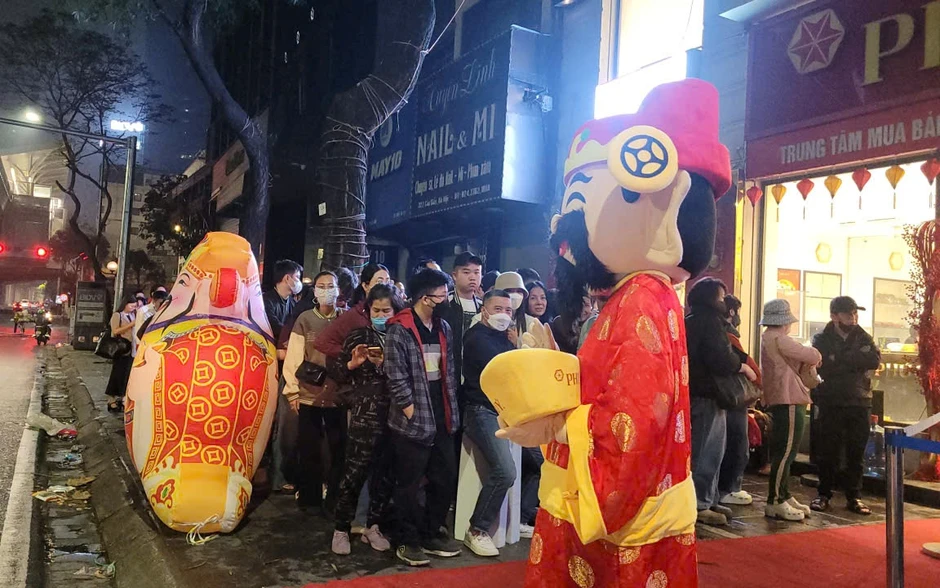 Nhiều năm giữ thói quen mua vàng vía Thần Tài, cụ bà gần 80 tuổi than giá vàng cao quá Nhiều năm giữ thói quen mua vàng vía Thần Tài, cụ bà gần 80 tuổi than giá vàng cao quá