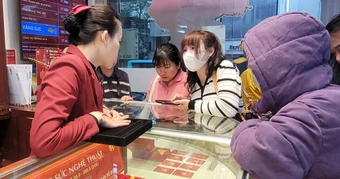 Nhiều năm giữ thói quen mua vàng vía Thần Tài, cụ bà gần 80 tuổi than giá vàng cao quá