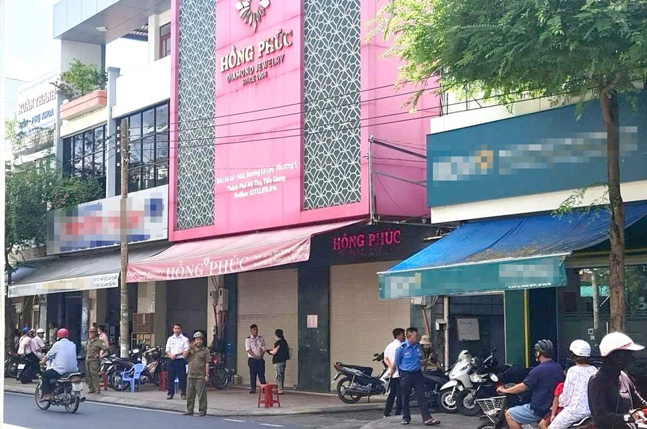 Nhiều người 'đứng ngồi không yên' vì tiệm vàng bất ngờ đóng cửa Nhiều người 'đứng ngồi không yên' vì tiệm vàng bất ngờ đóng cửa